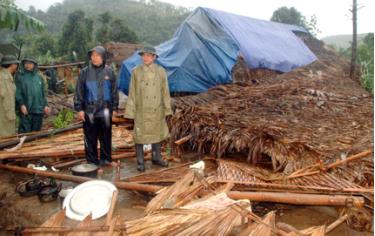 Đồng chí Tạ Văn Long - Phó chủ tịch Thường trực UBND tỉnh Yên Bái kiểm tra tình hình thiệt hại bão lũ tại xã Đông An, huyện Văn Yên