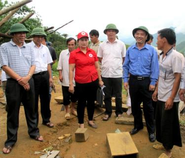 Đồng chí Hoàng Xuân Nguyên – Phó chủ tịch UBND tỉnh thăm hỏi, động viên các gia đình bị thiệt hại do cơn bão số 5 tại huyện Trạm Tấu