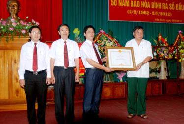 Thừa ủy quyền Thủ tướng Chính phủ, đồng chí Hoàng Việt Cường - Bí thư Tỉnh ủy Hòa Bình trao Bằng khen của Thủ tướng Chính phủ cho Báo Hòa Bình.