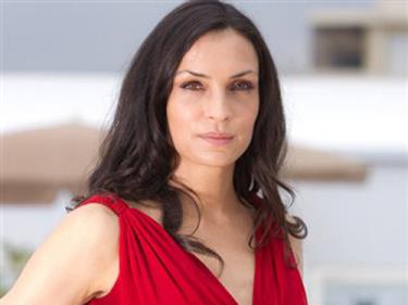 Famke Janssen lo lắng nhờ cảnh sát điều tra
