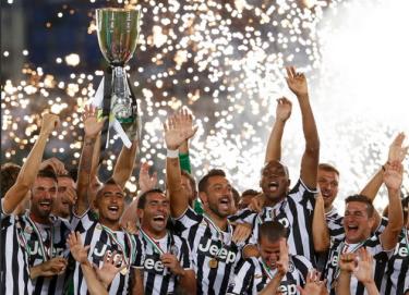 Các cầu thủ Juventus ăn mừng chức vô địch.