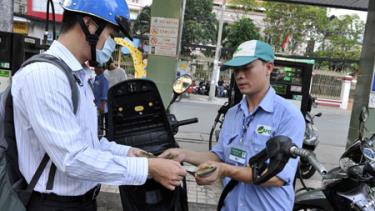 Nhiều chuyên gia đề nghị Nhà nước phải có cơ chế hạn chế các doanh nghiệp độc quyền tự do quyết định giá nhằm bảo vệ quyền lợi người tiêu dùng.