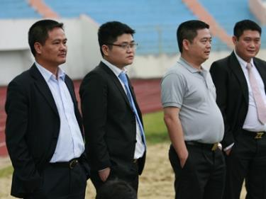 Bầu Thụy (bìa phải)-bầu Thủy (thứ hai bên trái) quyết định ngừng đầu tư cho XMXT Sài Gòn, buộc CLB phải ngừng thi đấu tại V.League 2013.