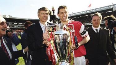 Adams (phải) mơ được dẫn dắt Arsenal thay Wenger.

