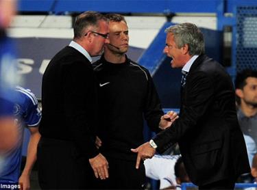 Mourinho tranh cãi với Lampbert về tình huống va chạm của các học trò
