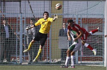 Một pha bóng trong trận Afghanistan đá bại Pakistan 3-0