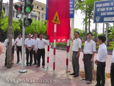 Lãnh đạo Hiệp hội Bảo hiểm Việt Nam, UBND thành phố Yên Bái tại lễ khánh thành hệ thống đèn tín hiệu giao thông nút giao Ngô Gia Tự - Đinh Tiên Hoàng.