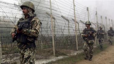 Binh sĩ Ấn Độ tuần tra ở khu vực biên giới Ranbir Singh Pura, cách Jammu 27km (Ảnh: Press TV)