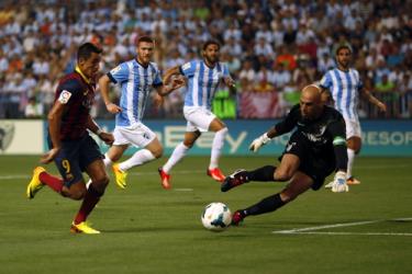Alexis Sanchez đối đầu cùng thủ môn Caballero (Malaga)
