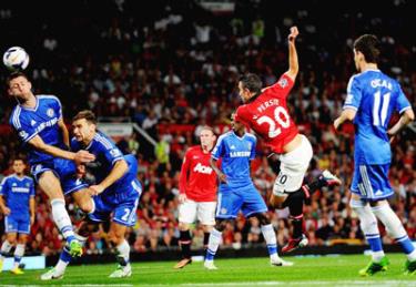 Tiền đạo Robin van Persie (số 20) của Man.United tung cú dứt điểm hiếm hoi về phía cầu môn Chelsea.
