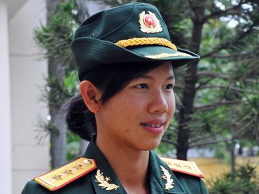 Ánh Viên trong ngày vui được gắn quân hàm.
