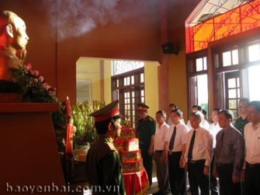 Đoàn dâng hương, hoa tại Khu tưởng niệm Chủ tịch Hồ Chí Minh phường Hồng Hà, thành phố Yên Bái.