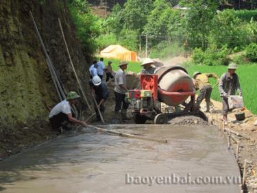 Nông dân xã Xuân Ái tham gia bê tông hóa đường giao thông liên thôn. (Ảnh: Hồng Vân)