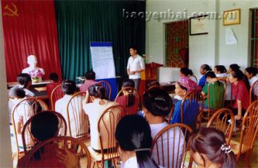 Tập huấn mô hình trợ giúp trẻ bị ảnh hưởng HIV/AIDS, trẻ khuyết tật tại xã Minh Quân.
