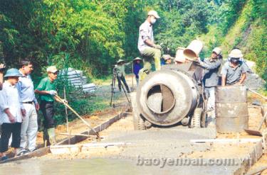 Kiên cố hóa đường giao thông nông thôn ở xã Việt Cường (Trấn Yên). (Ảnh: Hoàng Nhâm)