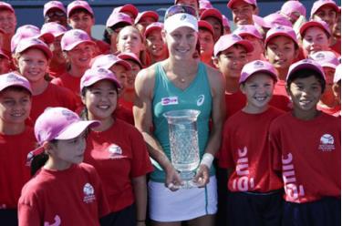 Samantha Stosur trên bục nhận cúp  
