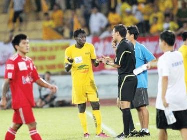 CLB Thanh Hóa (áo vàng) cho rằng họ thường bị thua thiệt vì các quyết định của trọng tài.