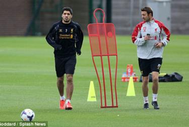 HLV Brendan Rodgers muốn Luis Suarez xin lỗi CLB