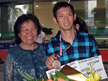 Tiến Minh và mẹ hạnh phúc trong ngày về Ảnh: Đào Tùng
