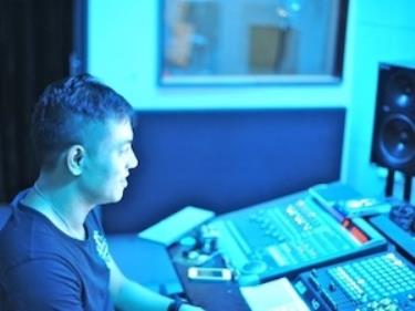 DJ Hoàng Anh và Trung tâm đào tạo DJ và sản xuất nhạc điện tử 88DNA Academy.