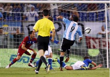Higuain mở tỷ số trận đấu cho Argentina
