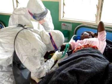 Chăm sóc cho bệnh nhân bị nghi nhiễm virus Ebola ở Tây Phi.