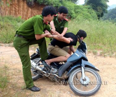 Chiến sỹ cảnh sát hình sự khống chế, bắt giữ đối tượng cướp giật tài sản.