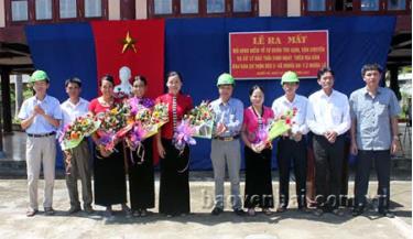 Lãnh đạo Sở Tài nguyên và Môi trường, lãnh đạo UBND thị xã Nghĩa Lộ, Quỹ Bảo vệ môi trường tặng hoa chúc mừng Ban Điều hành mô hình điểm và Tổ Tự quản.
