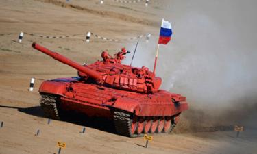 Xe tăng T-72B sơn màu đỏ của đội Nga.