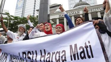 Những người ủng hộ ông Prabowo biểu tình trước trụ sở tòa án hiến pháp.