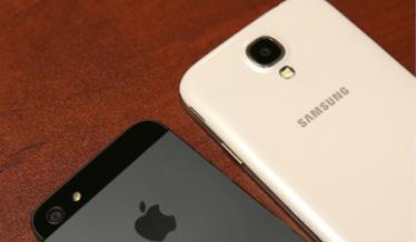 iPhone 5 của Apple và Galaaxy 4S của Samsung.