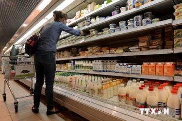 Gian hàng bán sữa trong một siêu thị ở trung tâm thủ đô Moskva. (Nguồn: AFP/TTXVN)