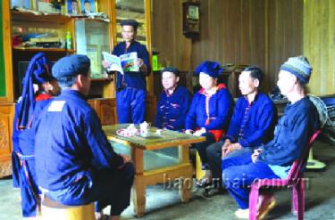 Ông Hoàng Hữu Hưng (người đứng) tuyên truyền bà con trong dòng họ thực hiện nếp sống văn hóa.
