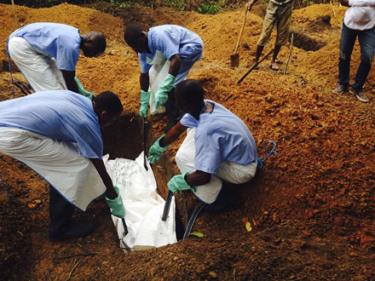 Các nhân viên tình nguyện chôn cất một bệnh nhân Ebola ở Kailahun.