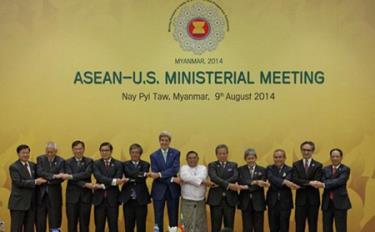 Ngoại trưởng Mỹ John Kerry chụp ảnh lưu niệm với các Ngoại trưởng ASEAN.