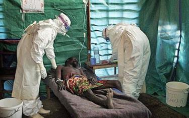 Các nhân viên y tế chăm sóc một bệnh nhân nhiễm Ebola