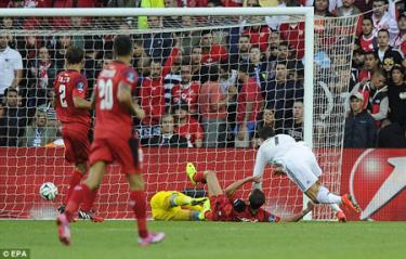 C. Ronaldo tỏa sáng với một cú đúp vào lưới Sevilla.