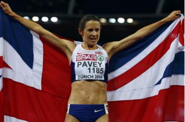 Jo Pavey ăn mừng chiến thắng tại đích đến.
