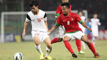 Tiền đạo Công Phương (trắng) trở lại đá chính trong trận đấu U19 Việt Nam cần có ba điểm trước kỳ phùng địch thủ U19 Indonesia vào chiều 13/8