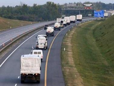 Đoàn xe viện trợ nhân đạo của Nga trên đường vào biên giới Ukraine.