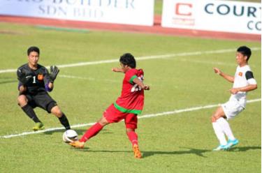 Một pha uy hiếp khung thành thủ môn Văn Trường của đội U-19 Indonesia.