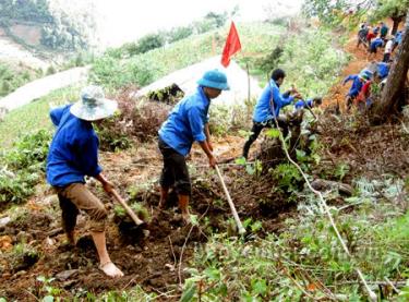 Tuổi trẻ Mù Cang Chải giúp dân làm đường giao thông liên thôn bản tại xã Kim Nọi.
