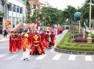 Nhiều ban ngành đoàn thể diễu hành chào mừng kỷ niệm 10 năm thành lập thành phố Đồng Hới