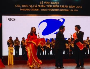 Đại diện VNPT lên nhận giải thưởng  “Top 100 thương thiệu nổi tiếng Asean”.