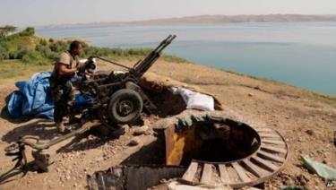 Chiến binh người Kurd canh gác đập Mosul.