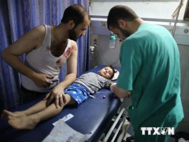 Một trẻ em Palestine bị thương trong vụ không kích của máy bay Israel ở Dải Gaza ngày 19/8.