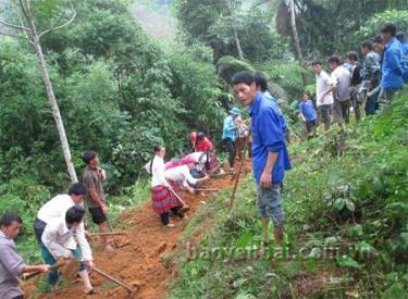 Đoàn viên thanh niên tham gia làm đường giao thông nông thôn.
