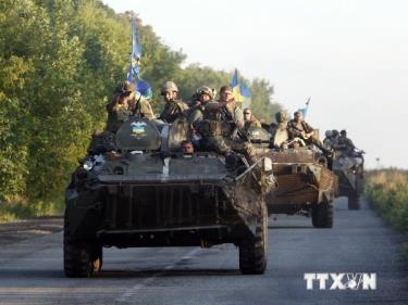 Quân đội Ukraine tuần tra tại Druzhkivka thuộc vùng Donetsk. (Ảnh: AFP/TTXVN)

