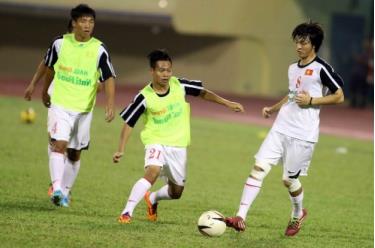 Các cầu thủ U19 Việt Nam khởi động trước trận đấu (Ảnh: Tuổi Trẻ) 

