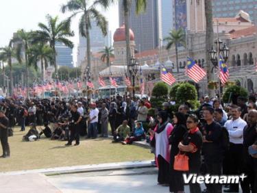 Hàng nghìn người dân Malaysia và khách quốc tế tham dự tưởng niệm các nạn nhân MH17 tại Quảng trường Độc Lập.